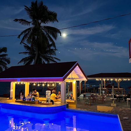Tropical Paradise Express Caye Caulker Buitenkant foto