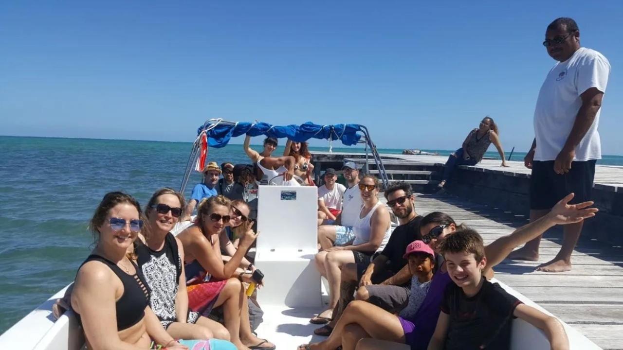 Tropical Paradise Express Caye Caulker Buitenkant foto