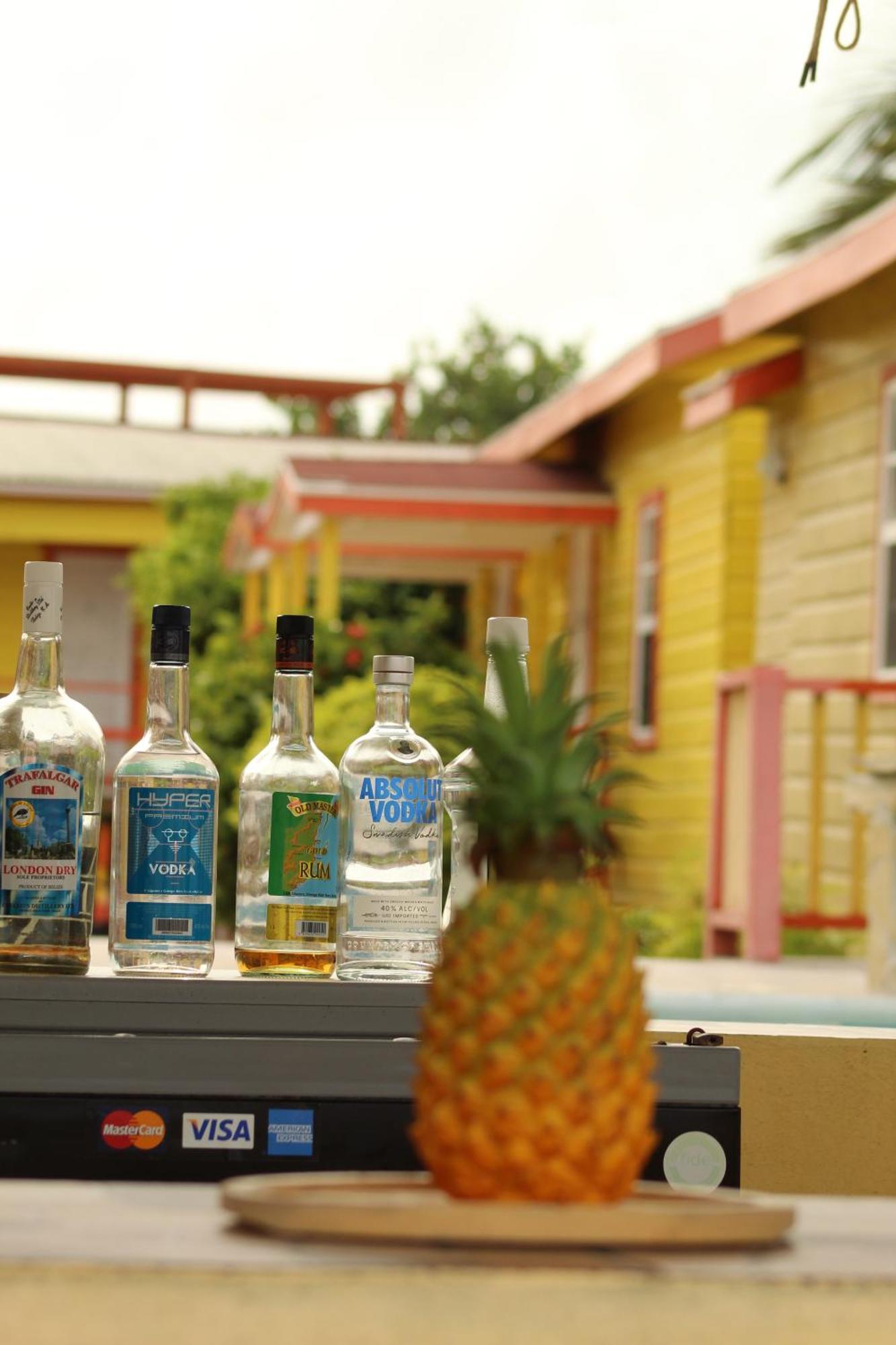 Tropical Paradise Express Caye Caulker Buitenkant foto