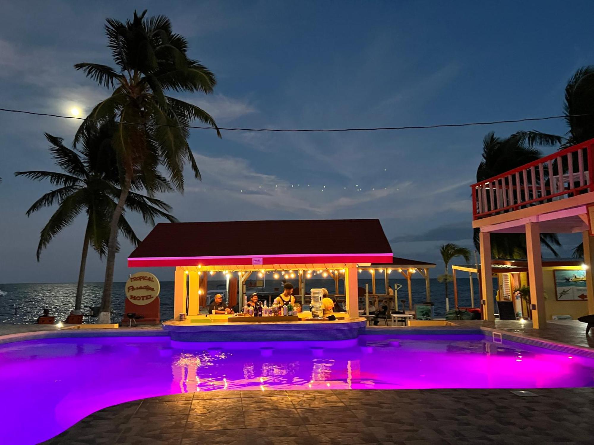 Tropical Paradise Express Caye Caulker Buitenkant foto