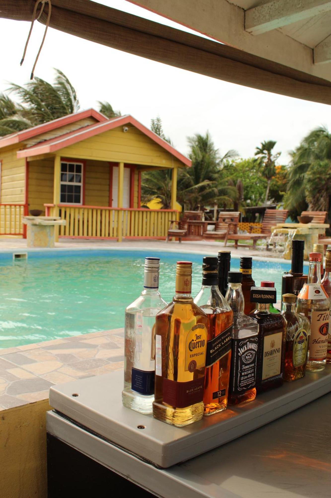Tropical Paradise Express Caye Caulker Buitenkant foto