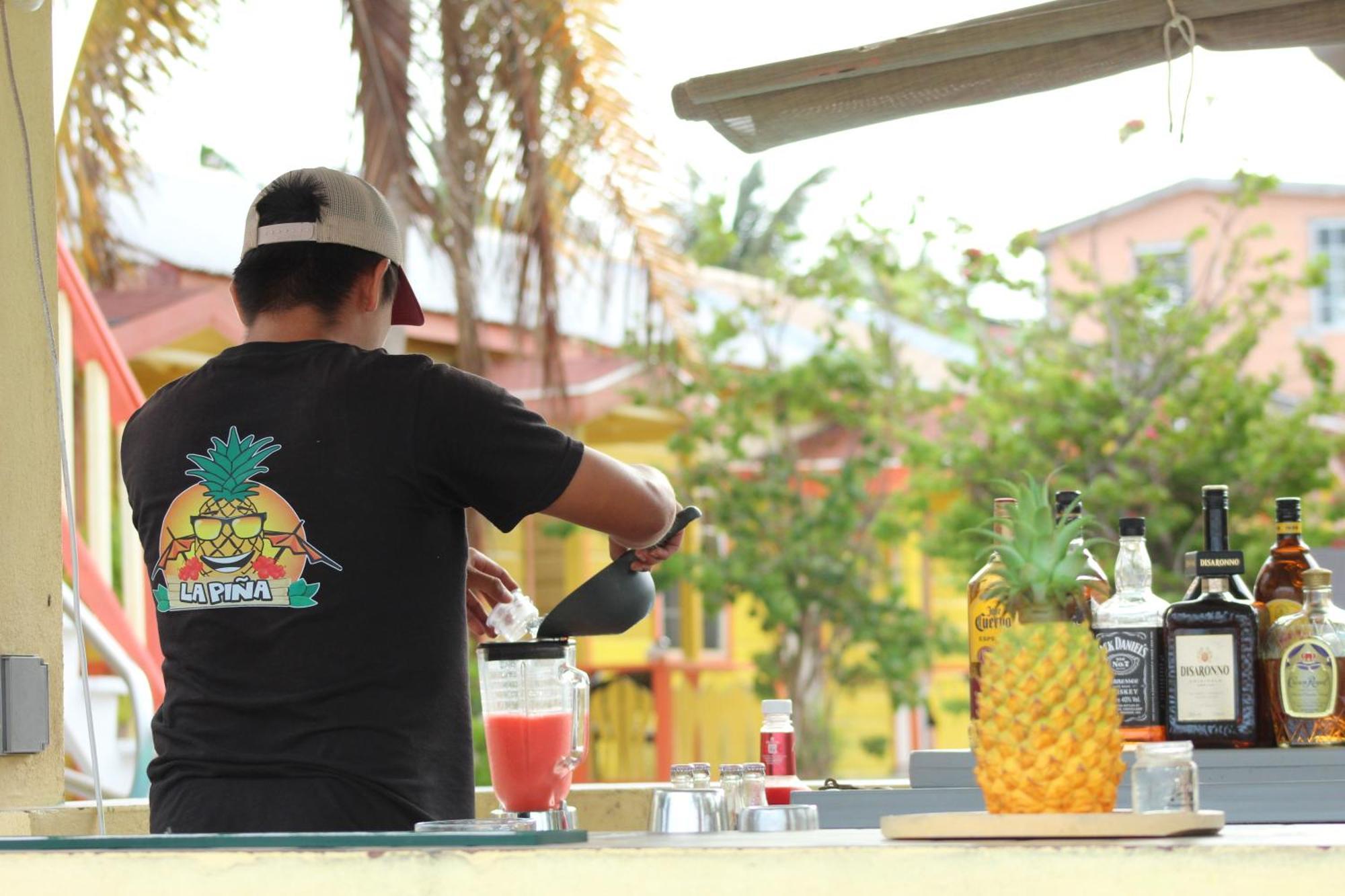 Tropical Paradise Express Caye Caulker Buitenkant foto