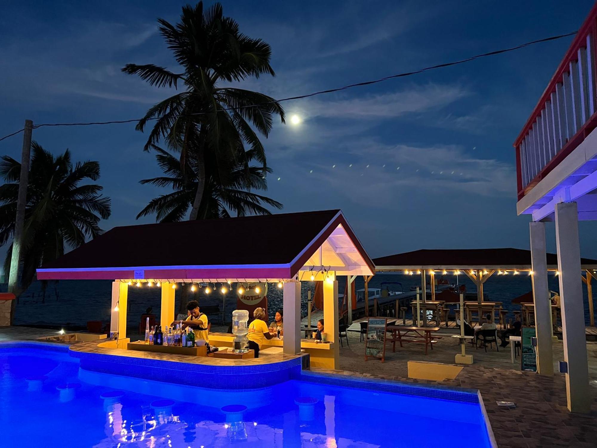 Tropical Paradise Express Caye Caulker Buitenkant foto